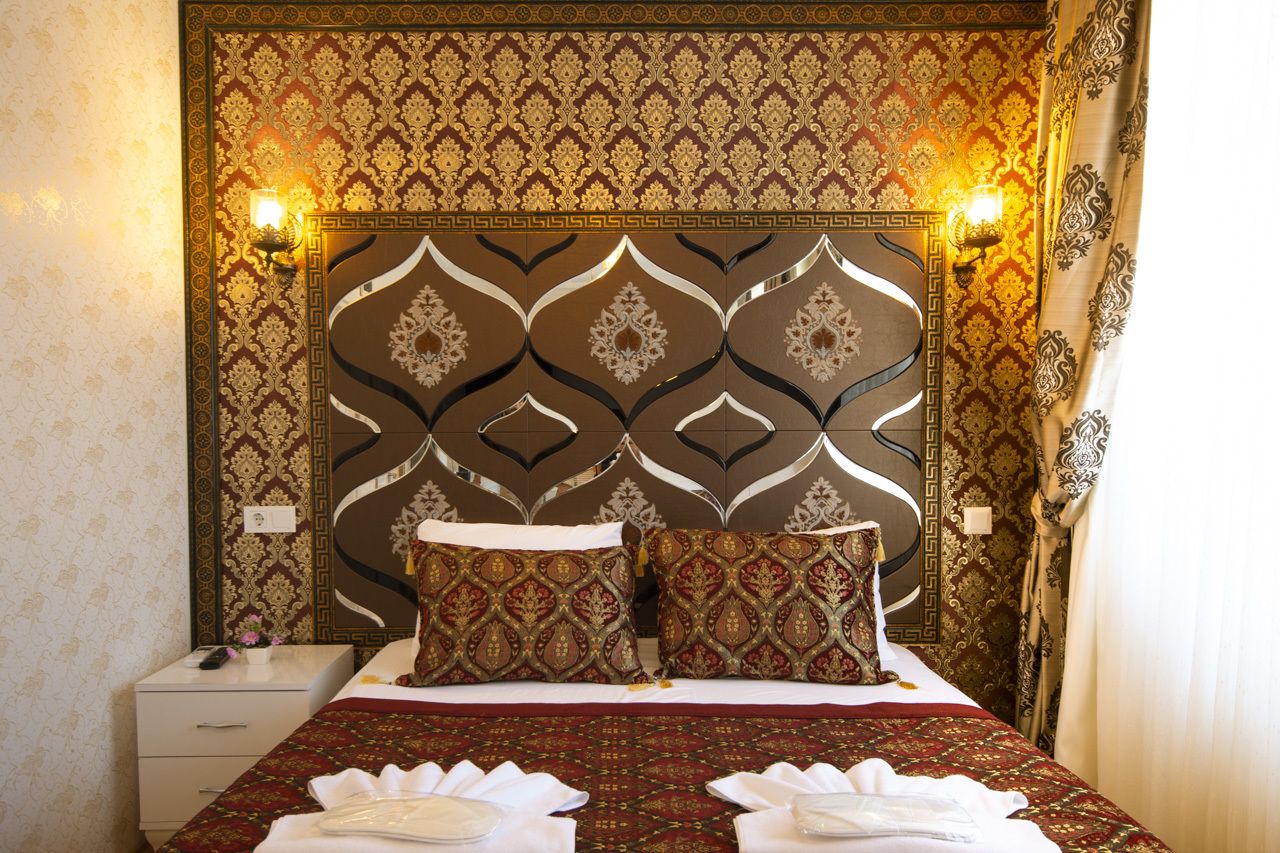 Deluxe driepersoonskamer, 1 slaapkamer | Luxe beddengoed, een kluis op de kamer, geluiddichte muren