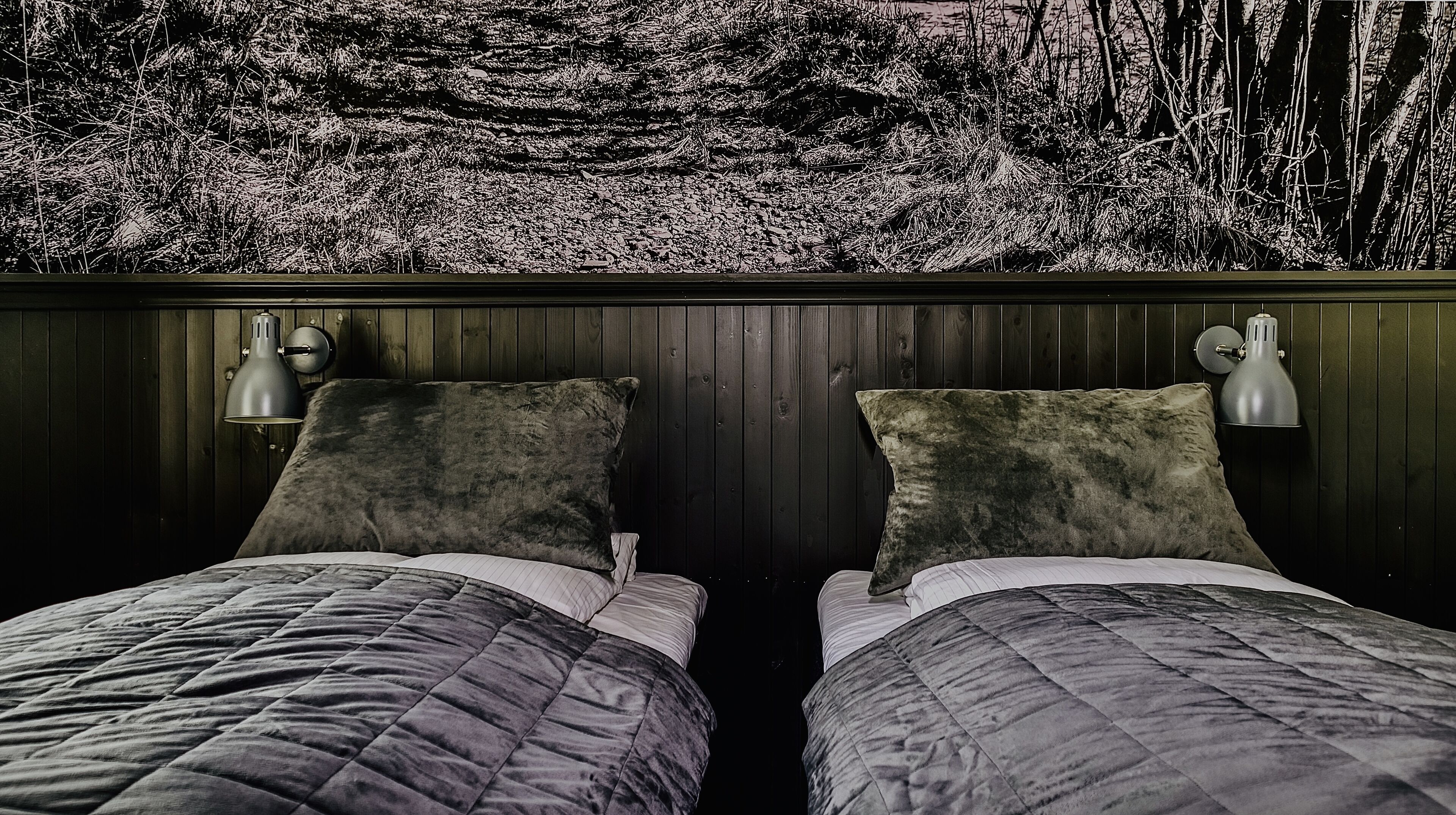 Tomannsrom | Senger med overmadrass, skrivebord og skrivebord for bærbar PC