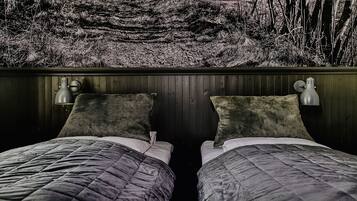 Tomannsrom | Senger med overmadrass, skrivebord og skrivebord for bærbar PC