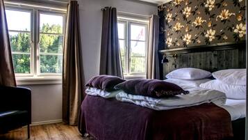 Dobbeltrom – superior | Senger med overmadrass, skrivebord og skrivebord for bærbar PC