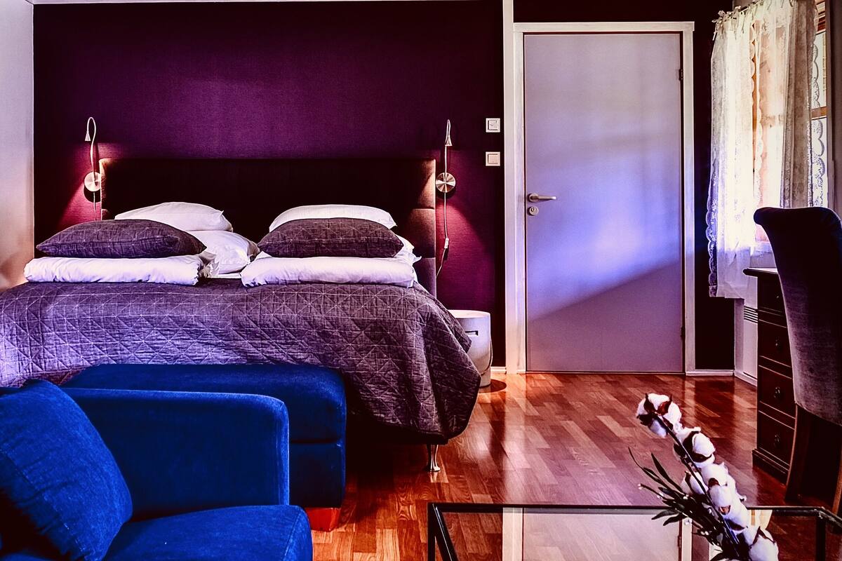 Signature studio suite | Pillowtop-bedden, een bureau, een laptopwerkplek