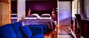 Studiosuite – signature | Senger med overmadrass, skrivebord og skrivebord for bærbar PC