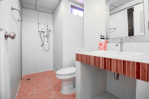 Bathroom - Capital O 411 Grandview Condo 15 (Bangkok)