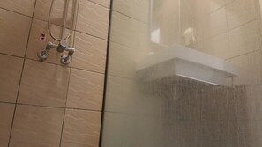 Shower, free toiletries, hair dryer, slippers - Yang Homestay (Ruisui)