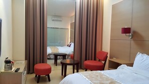 Habitación doble Deluxe | Escritorio, cortinas blackout y wifi gratis