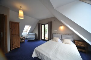 Double Room, Lake View | Iron/ironing board, free cribs/infant beds, free WiFi