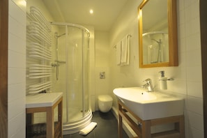 Shower, hair dryer, towels - Vertigo Narie (Morag)