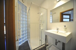 Habitación estándar con 1 cama matrimonial o 2 individuales | Baño | Regadera, secadora de cabello, toallas