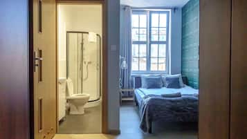 Habitación estándar con 1 cama matrimonial o 2 individuales, 1 habitación, baño privado | Tabla de planchar con plancha, wifi gratis y ropa de cama