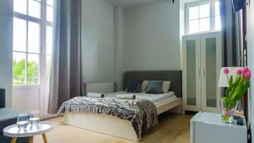 Vierbettzimmer, eigenes Bad | Bügeleisen/Bügelbrett, kostenloses WLAN, Bettwäsche