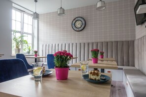 Fridge, stovetop, electric kettle, cookware/dishes/utensils - Trip & Hostel (Gdansk)