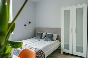 Habitación estándar con 1 cama matrimonial o 2 individuales, 1 habitación, baño privado | Tabla de planchar con plancha, wifi gratis y ropa de cama 