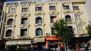 Un edificio con un letrero que dice "HOTEL SOYDAN".