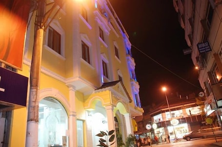 Fachada de la propiedad por la tarde o noche