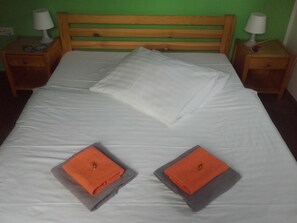 Cortinas blackout, tabla de planchar con plancha, cunas y wifi gratis 