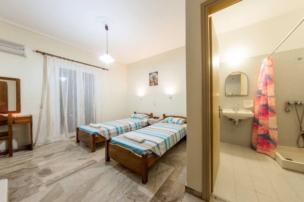 In-room safe, iron/ironing board, free WiFi, bed sheets