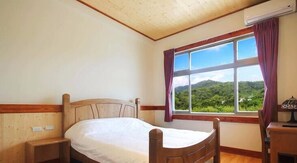 Kolmen hengen superior-huone, useita sänkyjä | Ylelliset vuodevaatteet, kannettavalle tietokoneelle sopiva työtila