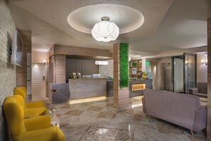 Lobby sitting area - Marina Sands Bijou Boutique Hotel - All Inclusive (Obzor)