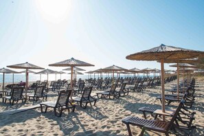 Playa privada, tumbonas y sombrillas