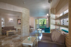 Lobby sitting area - Marina Sands Bijou Boutique Hotel - All Inclusive (Obzor)