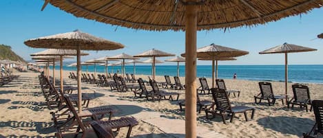 Plage privée, chaises longues, parasols