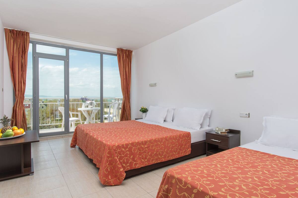 Ropa de cama de alta calidad y caja de seguridad en la habitación