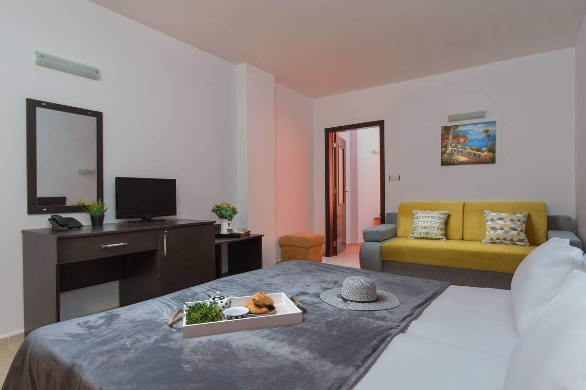 Ropa de cama de alta calidad y caja de seguridad en la habitación
