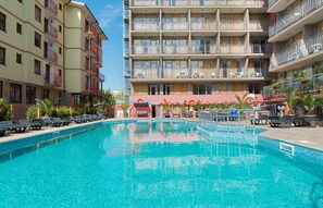 Una piscina al aire libre de temporada