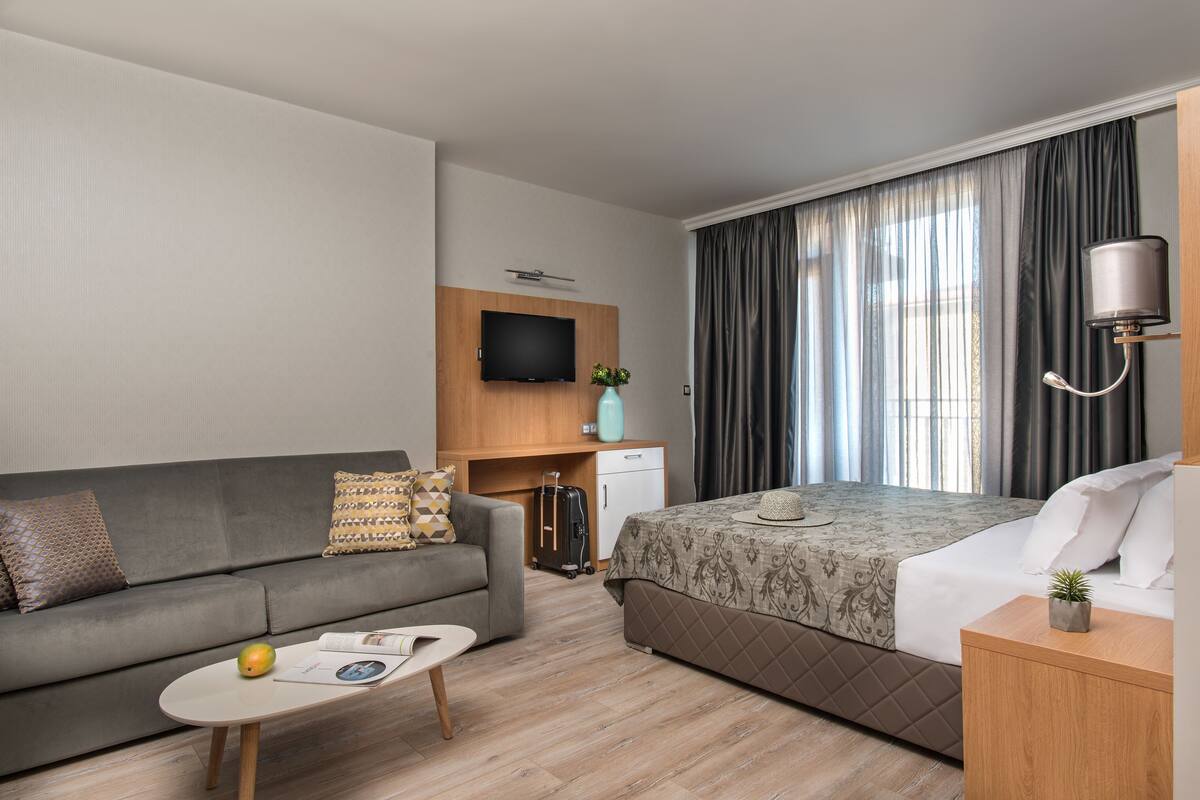 Ropa de cama de alta calidad y caja de seguridad en la habitación