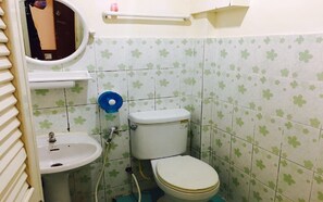 Habitación individual estándar | Baño | Ducha, artículos de higiene personal gratuitos y toallas