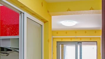 Escritorio, cortinas blackout y wifi gratis
