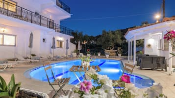 Piscina externa sazonal, funciona das 9h às 20h, guarda-sóis