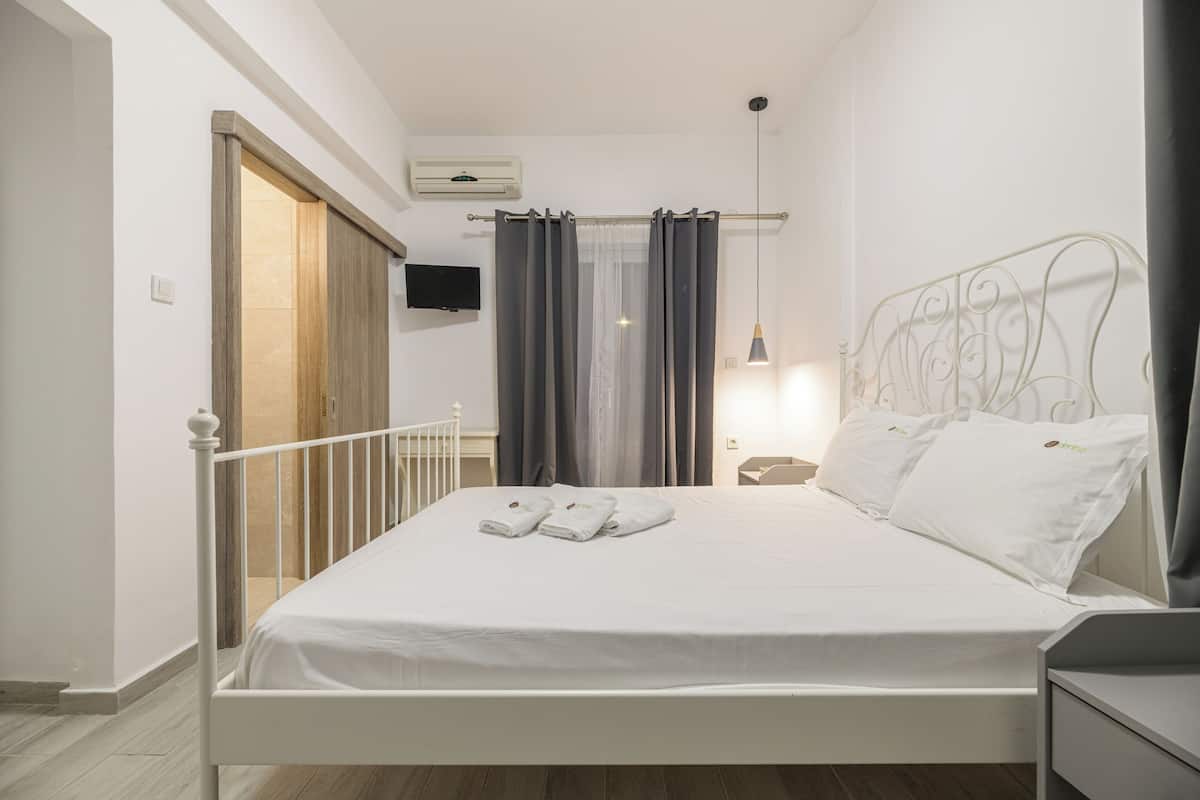 Studio | 2 bedrooms, iron/ironing board, free WiFi, bed sheets