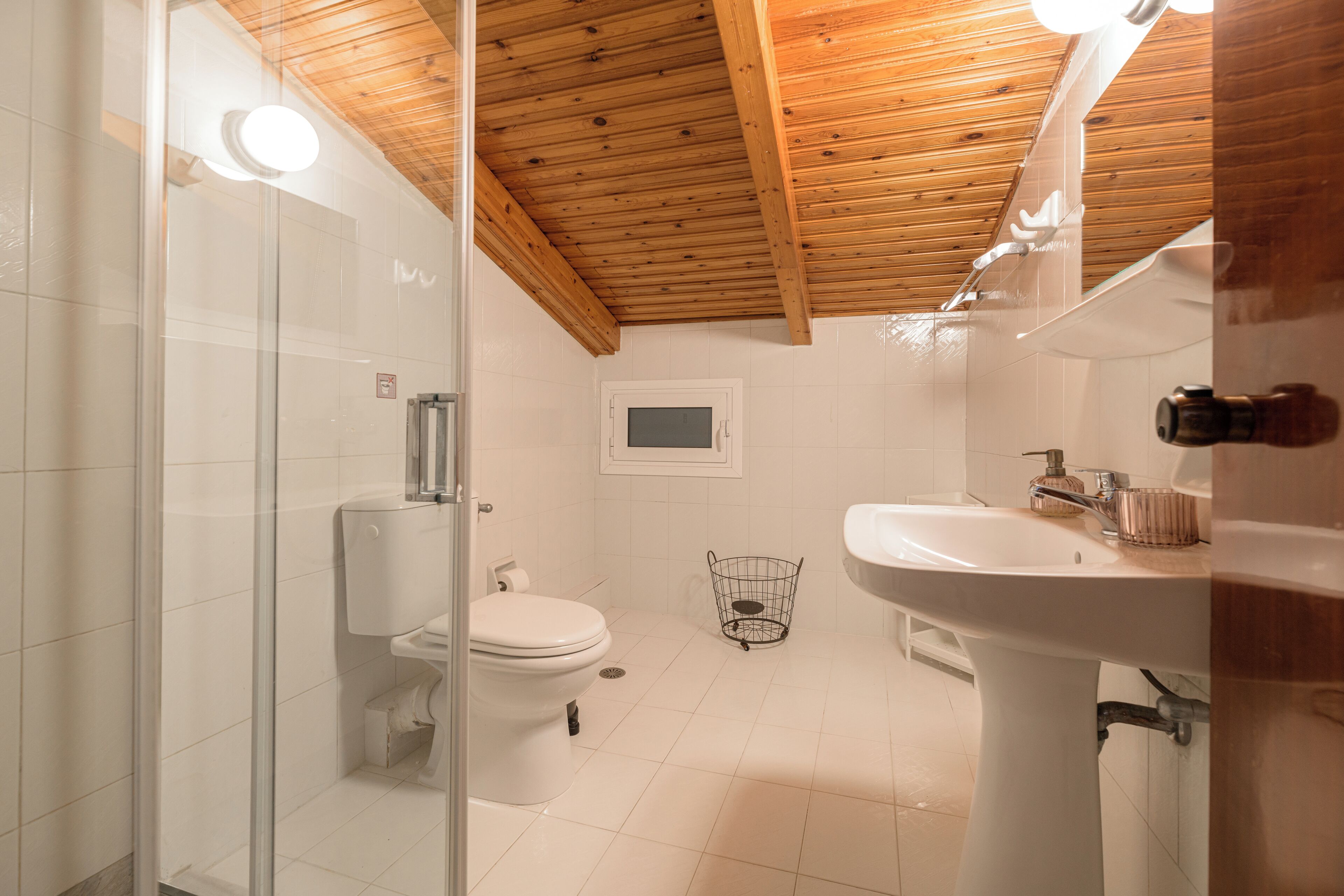 apartment, 2 bedrooms | bathroom | free toiletries, hair dryer, towels, soap