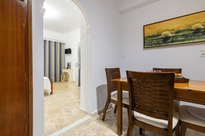 Apartment, 1 Schlafzimmer | Essbereich im Zimmer