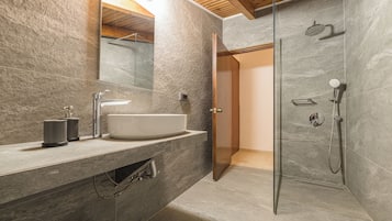Apartamento, 3 quartos | Banheiro | Produtos de toalete grátis, secador de cabelo, toalhas de banho