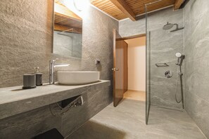 Appartement, 3 chambres | Salle de bain | Articles de toilette gratuits, sèche-cheveux, serviettes fournies, savon