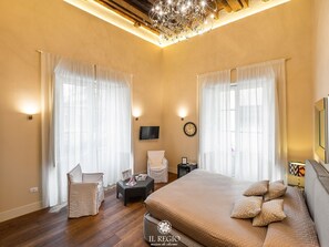 独特客房, 1 张特大床, 城市景观 | 高档床上用品、记忆海绵床垫、迷你吧、办公桌