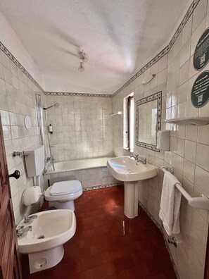 Family room with 2 connecting rooms and Balcony | Salle de bain | SĂšche-cheveux, serviettes fournies, papier toilette