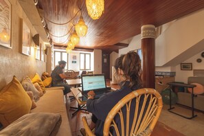 Coin salon dans le hall