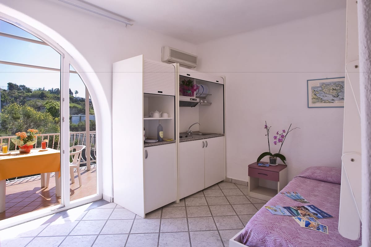 2 bedrooms, premium bedding, in-room safe, desk