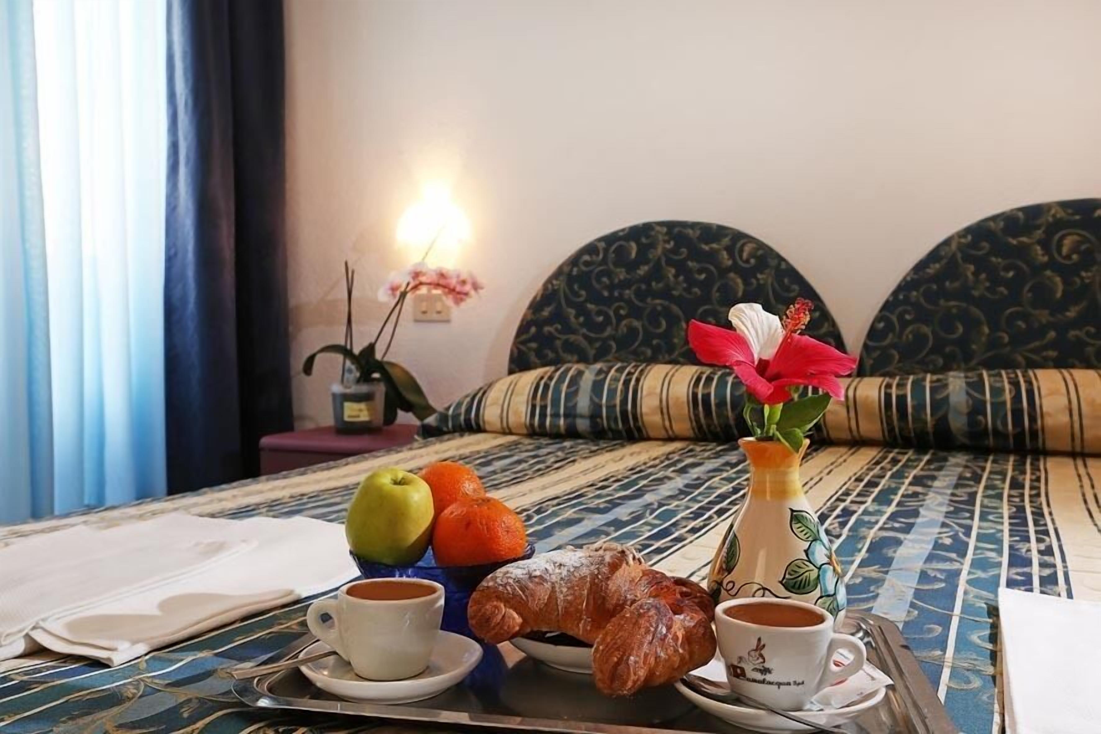 Sengetøy av topp kvalitet, safe på rommet og skrivebord