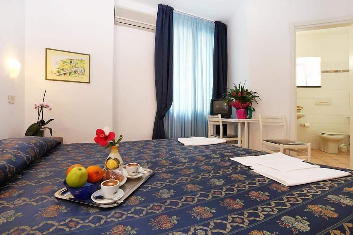 Habitación doble panorámica, vista parcial al mar, planta baja | Ropa de cama de alta calidad y caja de seguridad en la habitación