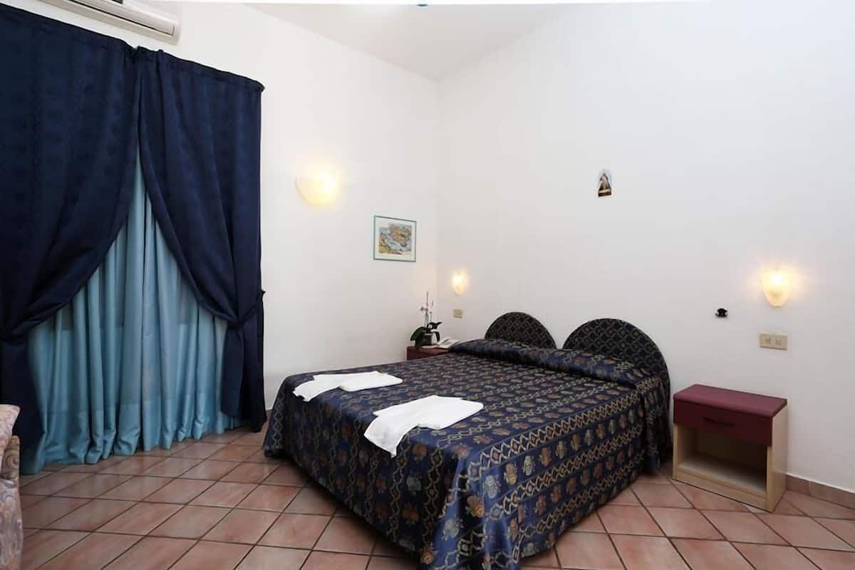 2 bedrooms, premium bedding, in-room safe, desk