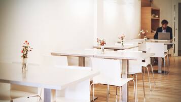 Café da manhã com buffet todos os dias (EUR 7.50 por pessoa)