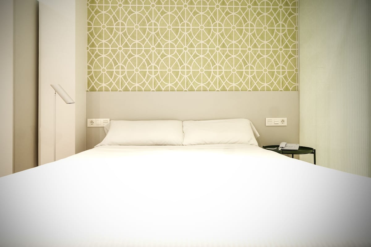 Single Room | Desk, soundproofing, iron/ironing board (on request), free WiFi