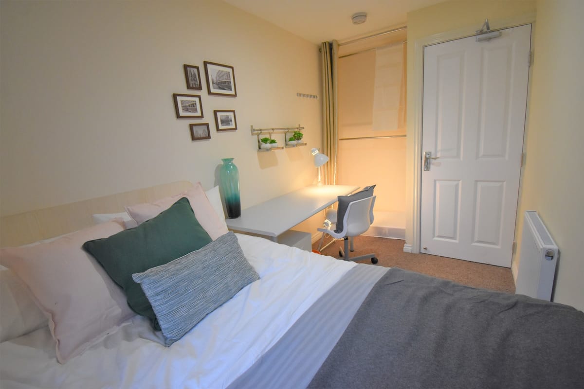 Habitación doble, baño privado | Escritorio, wifi gratis y ropa de cama