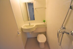Shower, free toiletries, towels