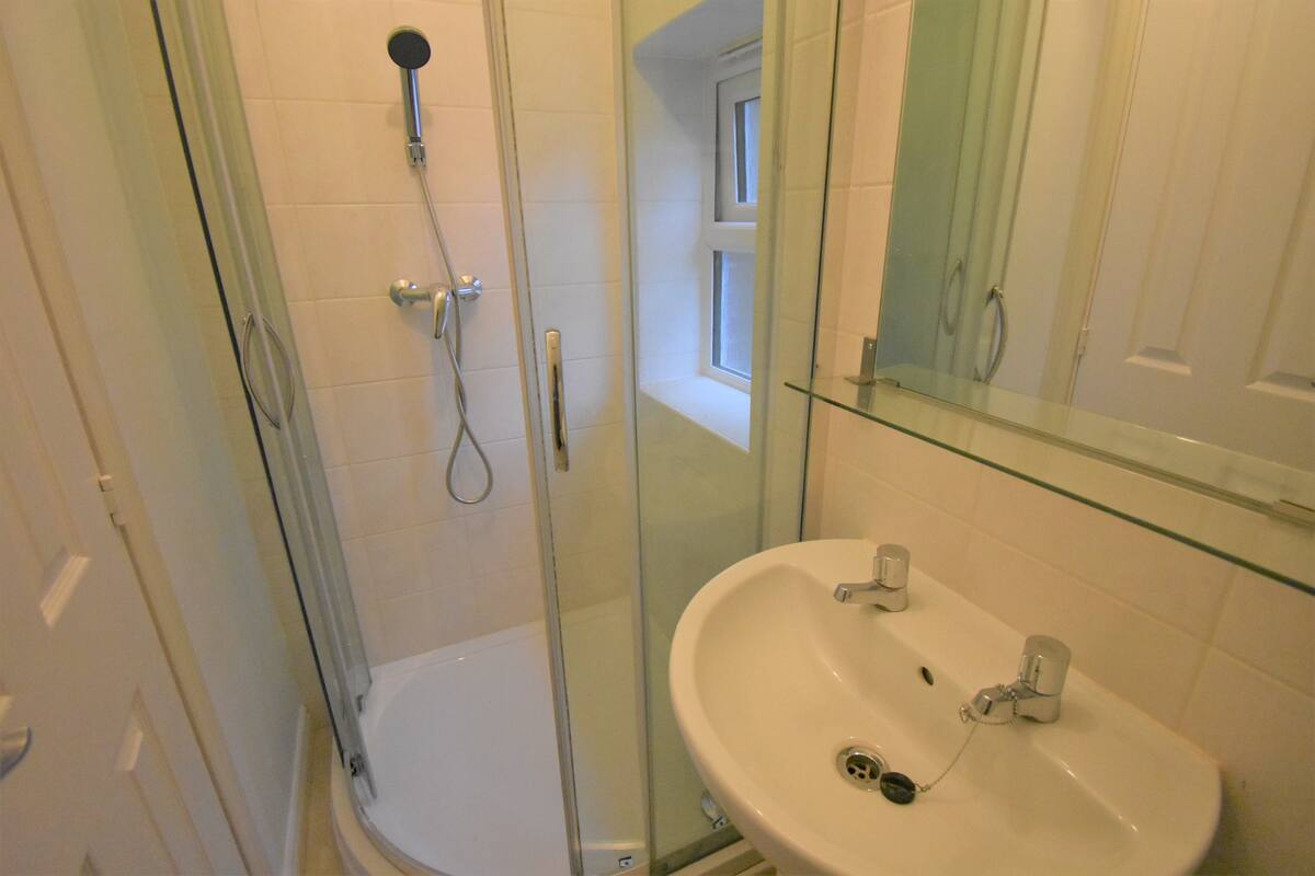Shower, free toiletries, towels