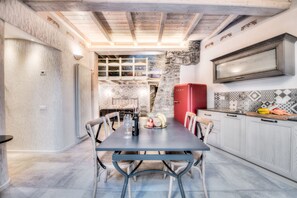 Apartemen, 1 kamar tidur, patio | Dapur pribadi | Lemari es besar, kompor, mesin pembuat kopi/teh, dan ketel listrik